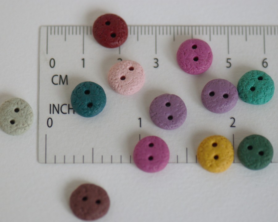 10 mm - 12 vnt. Spalvotos sagutės „Gėlių kioskas“ (BT247) 10 mm - 12 vnt. Spalvotos sagutės „Gėlių kioskas“ (BT247)
