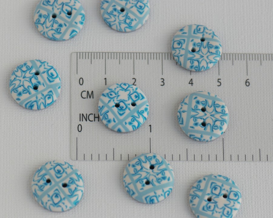 17 mm – 9 vnt. Rankų darbo sagų rinkinys  „Melsvi plytelių raštai“ (BT218)