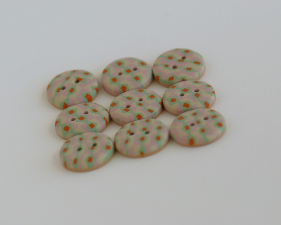 18 mm - 9 vnt. Švelnaus ir žaismingo įspūdžio sagų rinkinys „Vintažinis žaisliukas“ (BT274)