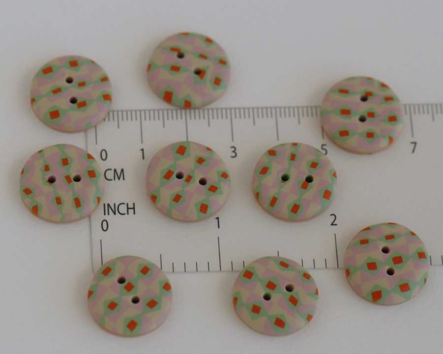 18 mm - 9 vnt. Švelnaus ir žaismingo įspūdžio sagų rinkinys „Vintažinis žaisliukas“ (BT274)