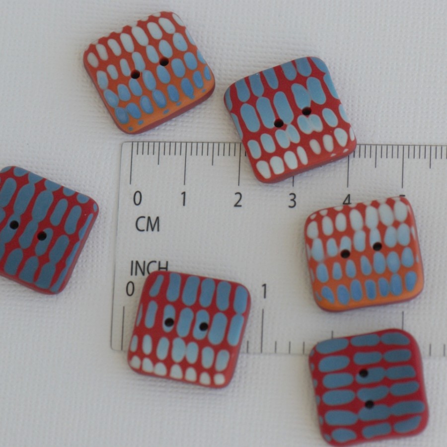 19 mm – 6 vnt. sagos kvadratinės margos - raudonos su mėlynais punktyrais