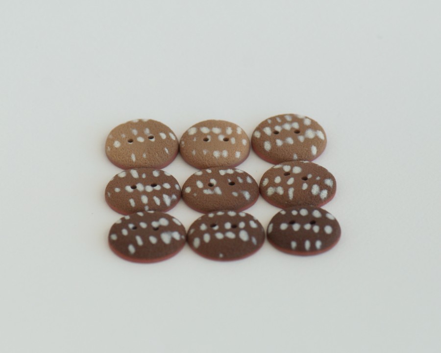 20-21 mm – 9 vnt. latte macchiato atspalvių taškuotos sagos (BT278)