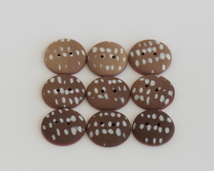 20-21 mm – 9 vnt. latte macchiato atspalvių taškuotos sagos (BT278)