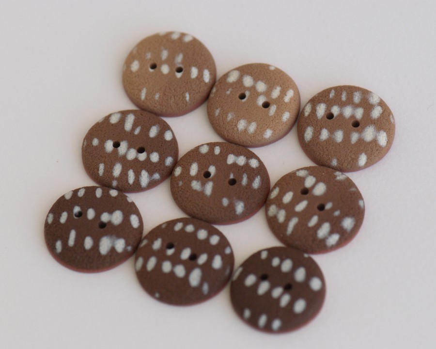 20-21 mm – 9 vnt. latte macchiato atspalvių taškuotos sagos (BT278)