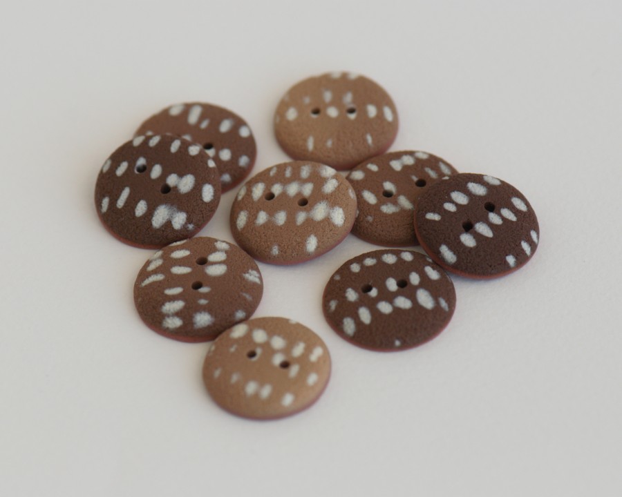 20-21 mm – 9 vnt. latte macchiato atspalvių taškuotos sagos (BT278)