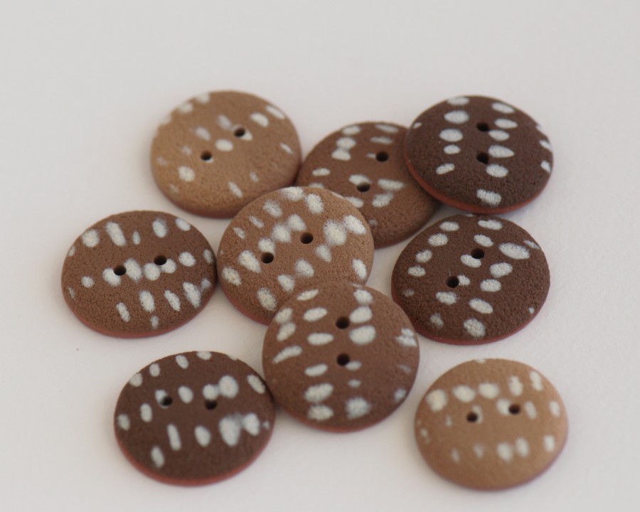 20-21 mm – 9 vnt. latte macchiato atspalvių taškuotos sagos (BT278)