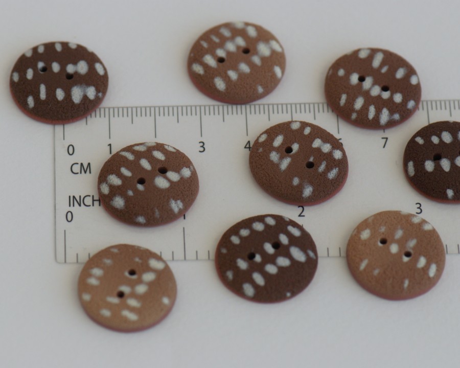 20-21 mm – 9 vnt. latte macchiato atspalvių taškuotos sagos (BT278)