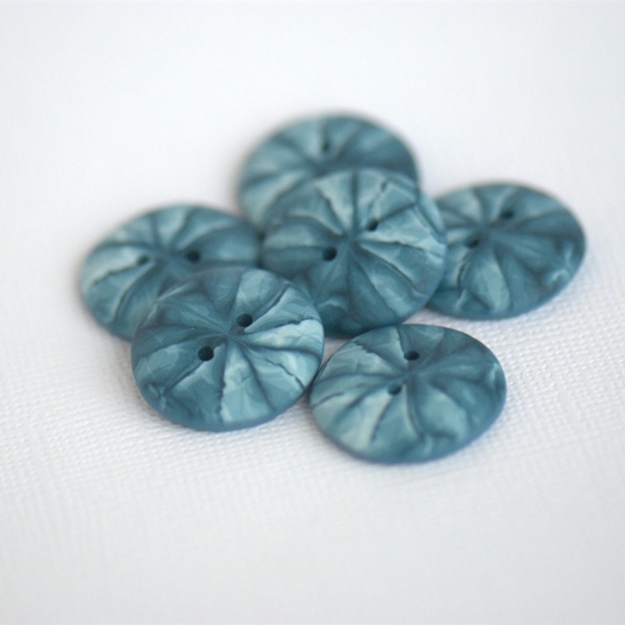20 mm - 6 vnt. Mėlynos raštuotos sagos „Indigo“ (BT312)