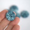 20 mm - 6 vnt. Mėlynos raštuotos sagos „Indigo“ (BT312)
