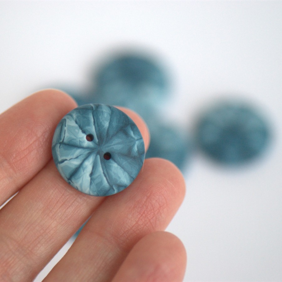 20 mm - 6 vnt. Mėlynos raštuotos sagos „Indigo“ (BT312)