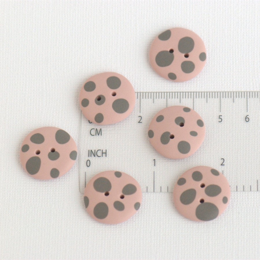 20 mm - 6 vnt. Pilkai taškuotos, rausvos pudros spalvos sagos (BT314)