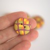 20 mm – 6 vnt. Geltonai žaliai raštuotų sagų rinkinys (BT120)