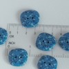 21 mm – 6 vnt. netaisyklingos formos, apvalainos keturkampės, mėlynai margos sagos