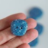 21 mm – 6 vnt. netaisyklingos formos, apvalainos keturkampės, mėlynai margos sagos