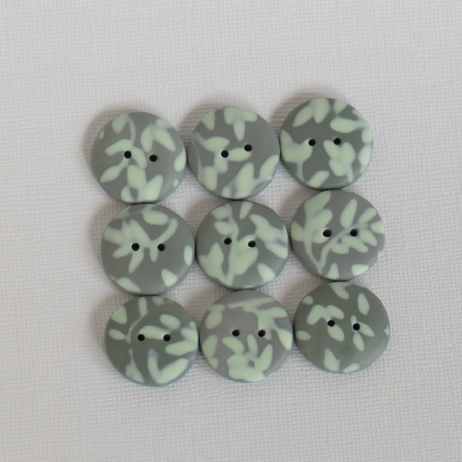 21 mm – 9 vnt. pilkos sagos su žalsvu, augalinių motyvų ornamentu 