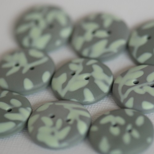 21 mm – 9 vnt. pilkos sagos su žalsvu, augalinių motyvų ornamentu 