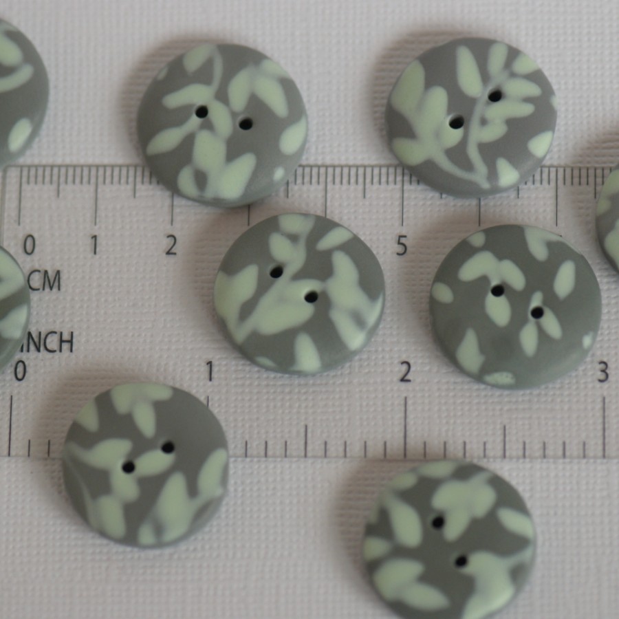 21 mm – 9 vnt. pilkos sagos su žalsvu, augalinių motyvų ornamentu 