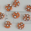 21 mm – 9 vnt. netaisyklingos apvalaino keturkampio formos oranžinės taškuotos sagos