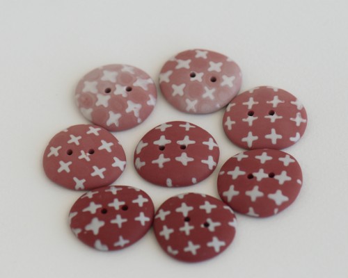 22-23 mm – 8 vnt. plytų raudonos atspalvių sagos su kryžiukų ornamentu (BT279)