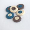 22 mm - 6 vnt. kreminės, rudos ir mėlynos spalvos sagos „Trys spalvos“ (BT318)