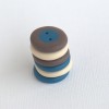 22 mm - 6 vnt. kreminės, rudos ir mėlynos spalvos sagos „Trys spalvos“ (BT318)
