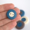 22 mm - 6 vnt. kreminės, rudos ir mėlynos spalvos sagos „Trys spalvos“ (BT318)