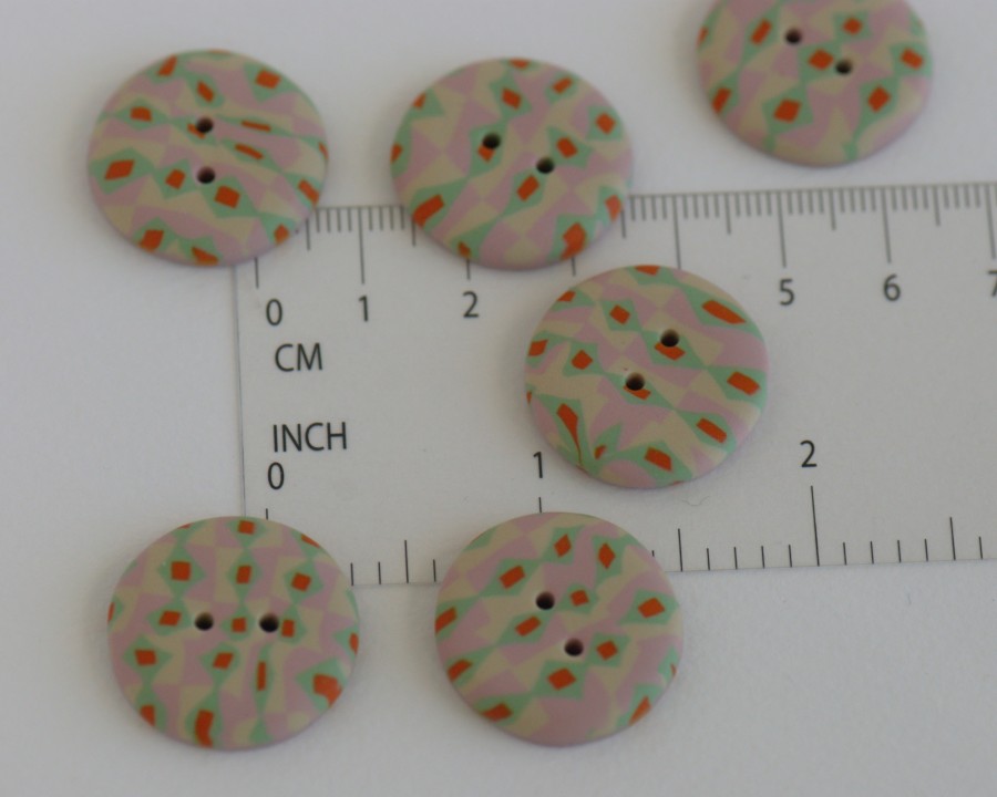 23 mm - 6 vnt. Švelnaus ir žaismingo įspūdžio sagų rinkinys „Vintažinis žaisliukas“ (BT266)