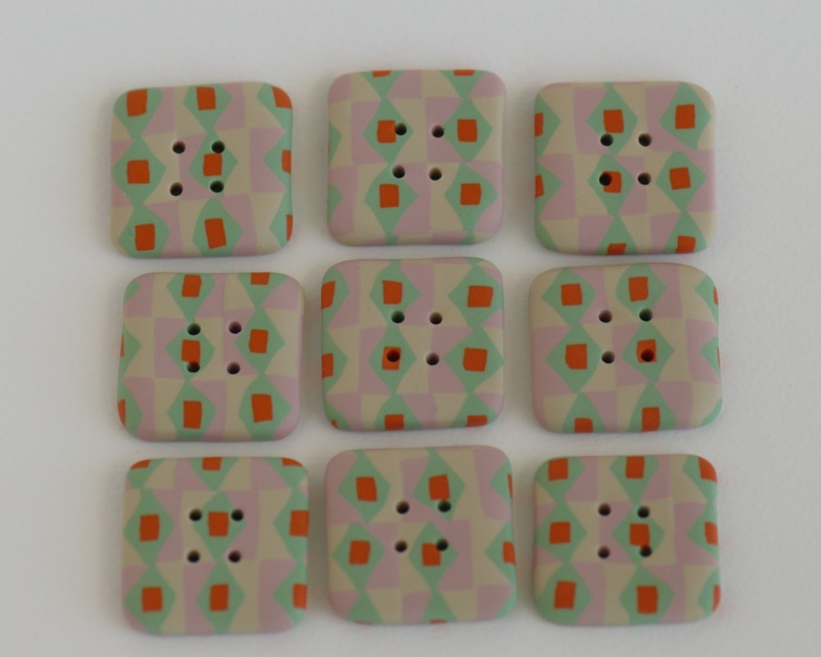 25 mm – 9 vnt. Kvadratinės raštuotos sagos "Vintažinis žaisliukas" (BT261)