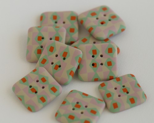 25 mm – 9 vnt. Kvadratinės raštuotos sagos "Vintažinis žaisliukas" (BT261)