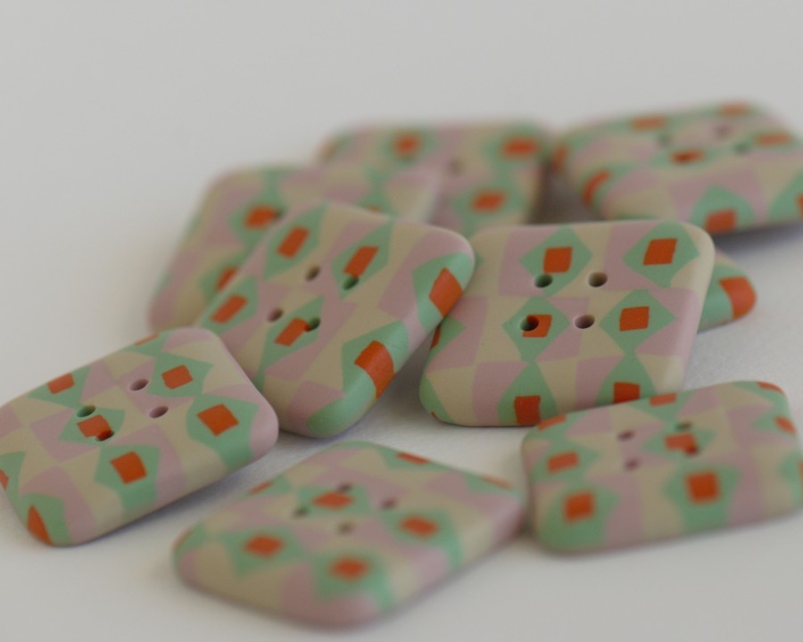 25 mm – 9 vnt. Kvadratinės raštuotos sagos "Vintažinis žaisliukas" (BT261)