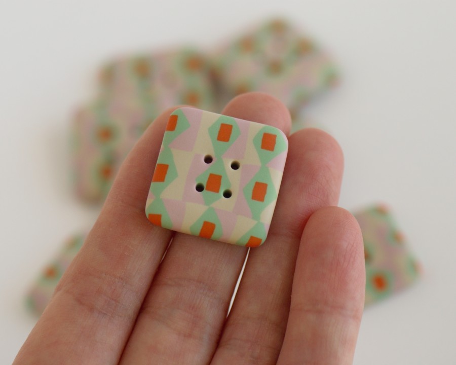 25 mm – 9 vnt. Kvadratinės raštuotos sagos "Vintažinis žaisliukas" (BT261)