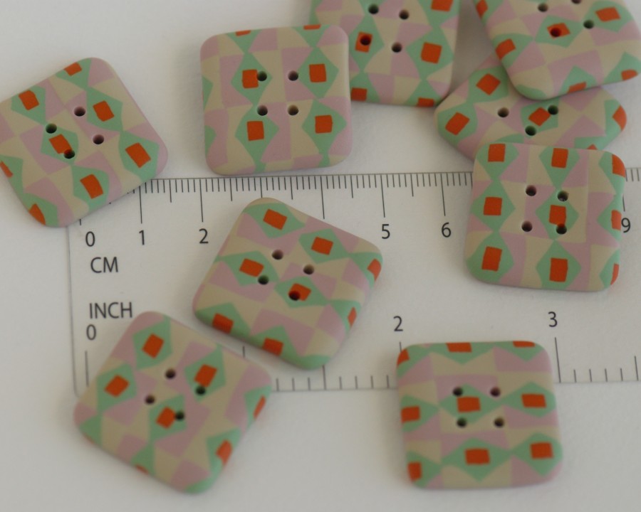 25 mm – 9 vnt. Kvadratinės raštuotos sagos "Vintažinis žaisliukas" (BT261)