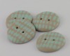 23 mm – 4 vnt. Smėlio rusvos spalvos sagos su mėtinės žalsvos spalvos ornamentu (BT208)