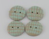 23 mm – 4 vnt. Smėlio rusvos spalvos sagos su mėtinės žalsvos spalvos ornamentu (BT208)