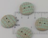 23 mm – 4 vnt. Smėlio rusvos spalvos sagos su mėtinės žalsvos spalvos ornamentu (BT208)