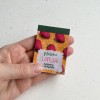 Rankų darbo, mažytis plėšomų lapelių bloknotas, mažiems užrašams „Braškė“