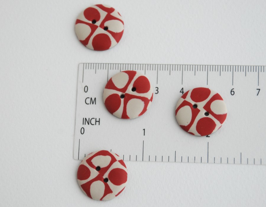 19 mm – 4 vnt. Raudonos ir kreminės spalvų sagos (BT093)
