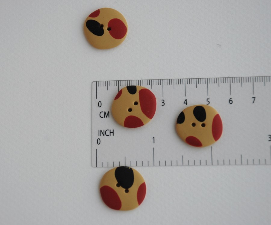 20 mm – 4 vnt. Garstyčių spalvos taškuotos sagos (BT038)