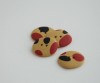 20 mm – 4 vnt. Garstyčių spalvos taškuotos sagos (BT038)