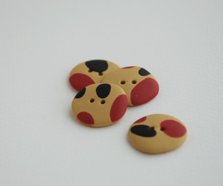 20 mm – 4 vnt. Garstyčių spalvos taškuotos sagos (BT038)