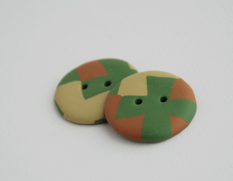 25 mm – 2 vnt. Rudens spalvų sagos su kryžiukų ornamentu (BT095)