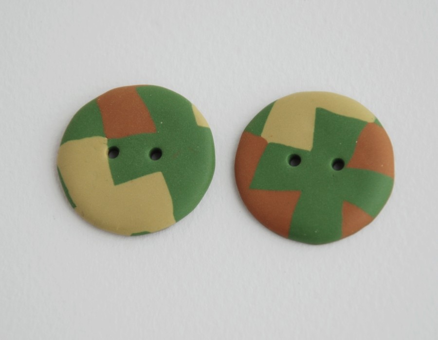 25 mm – 2 vnt. Rudens spalvų sagos su kryžiukų ornamentu (BT095)