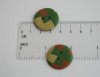 25 mm – 2 vnt. Rudens spalvų sagos su kryžiukų ornamentu (BT095)