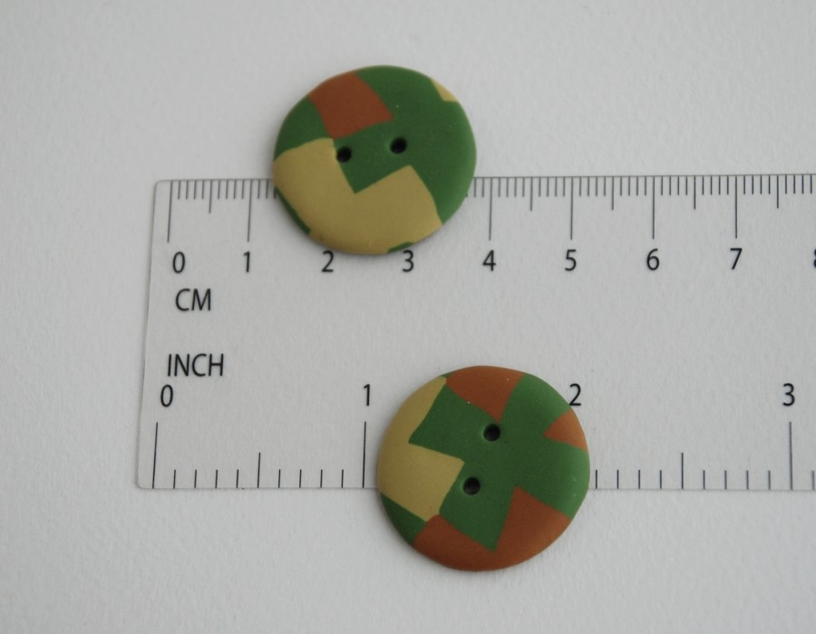 25 mm – 2 vnt. Rudens spalvų sagos su kryžiukų ornamentu (BT095)