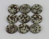 16 mm – 9 vnt. Pieniško ir balto šokolado spalvų raštuotos sagos (BT185)