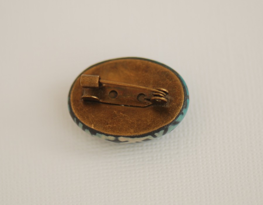 Ovali sagė „Šaltos žalios ornamentai tamsiame fone“ (pin07)