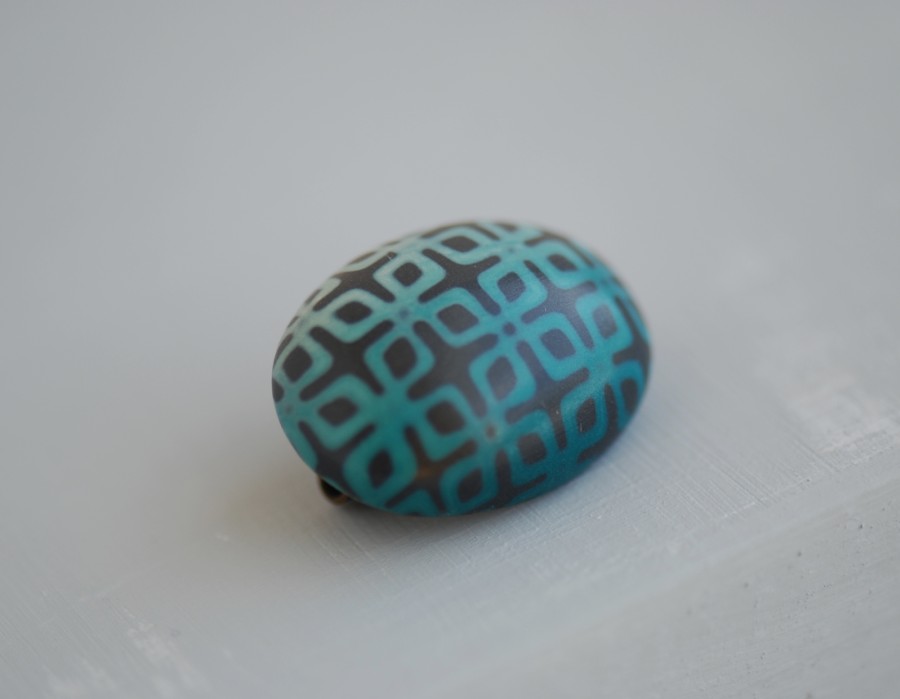 Ovali sagė „Šaltos žalios ornamentai tamsiame fone“ (pin07)