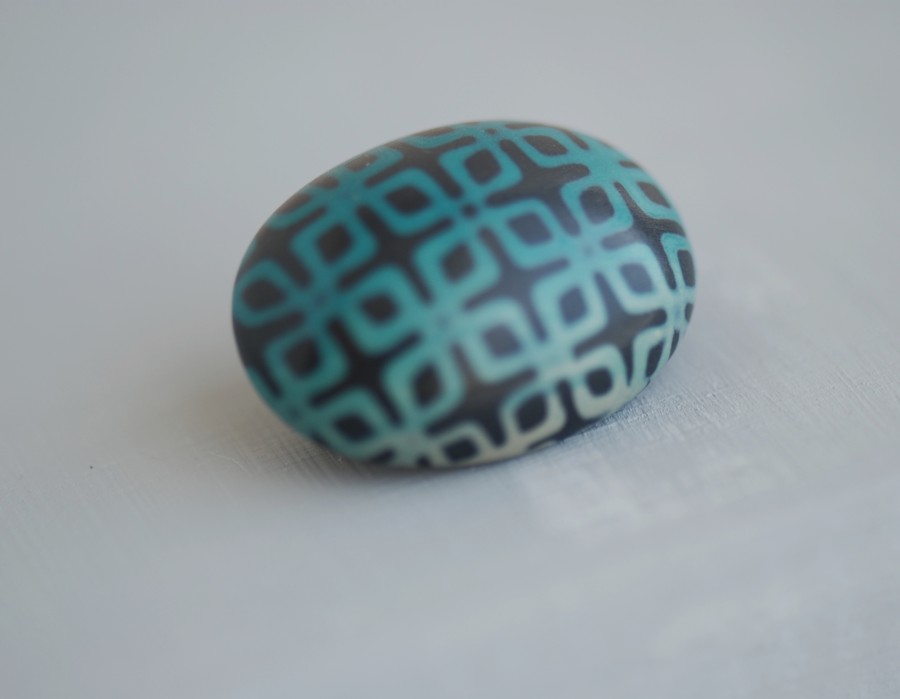 Ovali sagė „Šaltos žalios ornamentai tamsiame fone“ (pin07)