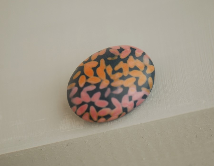 Ovali sagė „Žiedlapių byrėjimas“ (pin13)