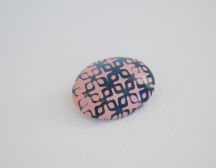 Ovali sagė „Pudros rausvumas su melsvai pilku ornamentu“ (pin01)